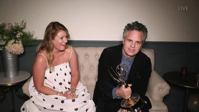 Mark Ruffalo menerima piala di Emmy Awards 2020. (Invision for the Television Academy/AP)