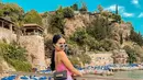 Selain berkunjung ke Cappadocia sebagai destinasi wajib, ia pun jalan-jalan ke Kota Antalya yang tidak kalah terkenal. Dalam liburannya, Soraya Rasyid pun tampil keren dengan busana kasualnya. (Liputan6.com/IG/@sorayarasyid12)