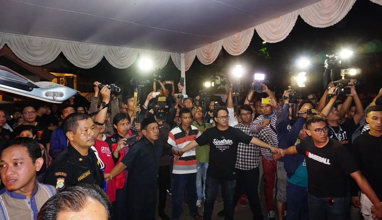 Hingga dini hari, ratusan pelayat masih memenuhi rumah duka Mike Mohede. Dan terus berdatangan untuk memberikan penghormatan terakhir kalinya.  Termasuk para selebriti. (Syaiful Bachri/Bintang.com)