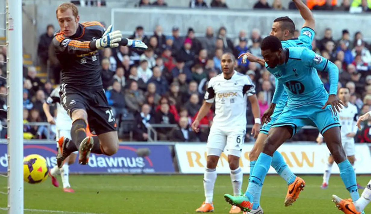 Emmanuel Adebayor memperlihatkan ketajamannya setelah mencetak gol ke gawang Swansea melalui sundulan kepala. (AFP/Geoff Caddick)
