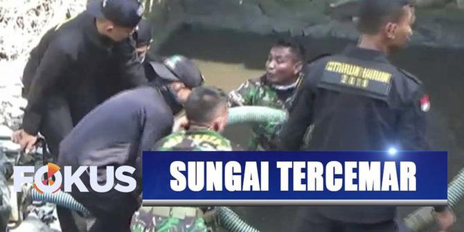 Personel TNI Selami Sungai Citarum untuk Tutupi Saluran Limbah Berbahaya