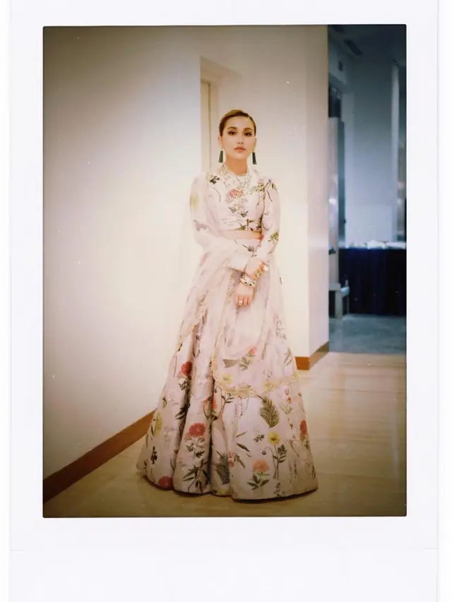 Ayu Ting Ting Pakai Gaun India