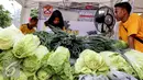 Pedagang menjual sayur mayur pada acara kick off pasar murah di Kawasan SCBD, Jakarta (14/1). Kegiatan ini juga digelar di sejumlah provinsi Banten, Surabaya, Manado, Makasar, Bali, Samarinda, Bandung, Semarang, dan Medan. (Liputan6.com/Fery Pradolo)