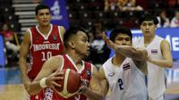 Timnas Basket Indonesia menelan kekalahan 76-98 dari Thailand pada laga Grup B SEA Games 2019 di Mall of Asia Arena, Rabu (4/12/2019). (Bola.com/ Muhammad Iqbal Ichsan)