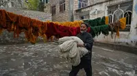 Banyak keluarga di Afghanistan membuat karpet demi bertahan hidup (AFP)
