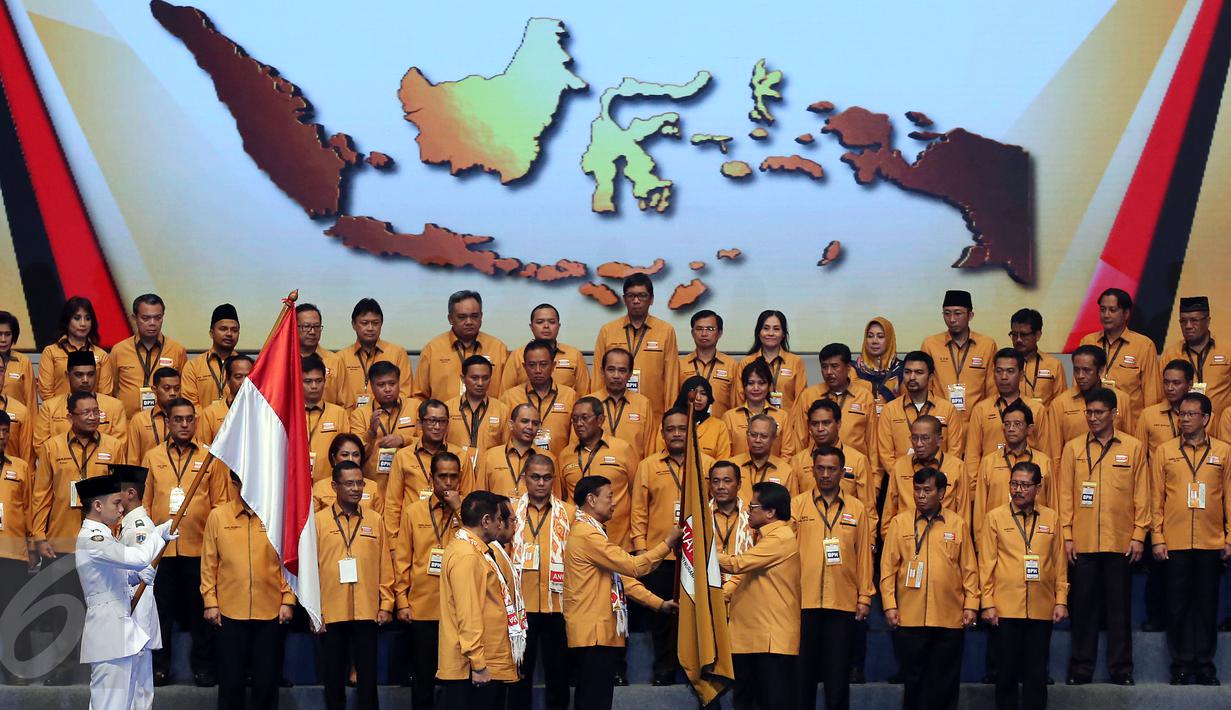 Ketua Dewan Pembina Partai Hanura, Wiranto memberikan Panji Hanura kepada Ketua Umum Partai Hanura, Oesman Sapta saat acara Pelantikan Dewan Pimpinan Pusat Partai Hanura di, Bogor, Rabu (22/02). (Liputan6.com/Johan Tallo)