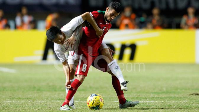 Pemain Indonesia, Stefano Lilipaly, berebut bola dengan pemain Vietnam, Nguyen Van Quyet, dalam laga leg pertama semifinal Piala AFF 2016 di Stadion Pakansari, Bogor, Sabtu (3/12/2016). (Bola.com/Peksi Cahyo)