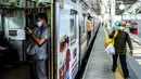 Penumpang naik kereta rel listrik (KRL) di Stasiun Manggarai, Jakarta, Kamis (19/5/2022). PT Kereta Commuter Indonesia (KAI Commuter) membuat aturan baru tentang perjalanan KRL di wilayah Jabodetabek, yakni menambah kapasitas penumpang menjadi 80 persen. (Liputan6.com/Faizal Fanani)