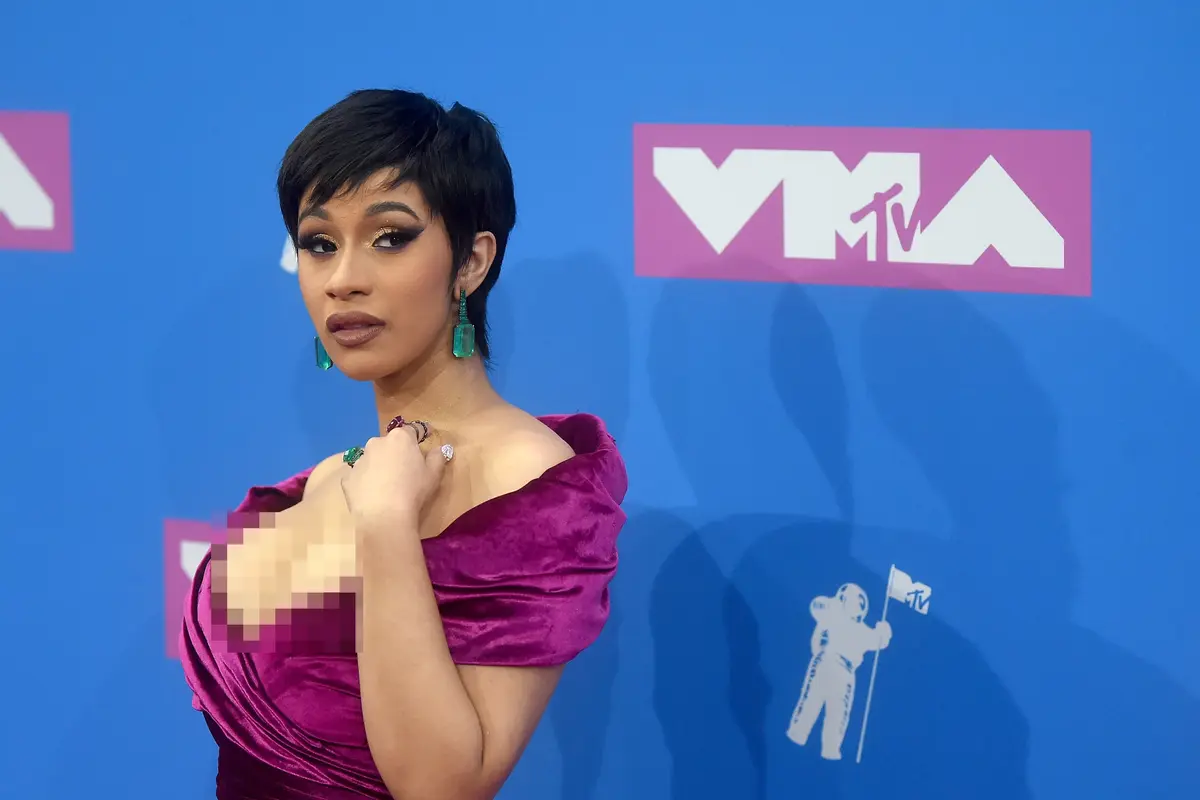 [Bintang] Cardi B