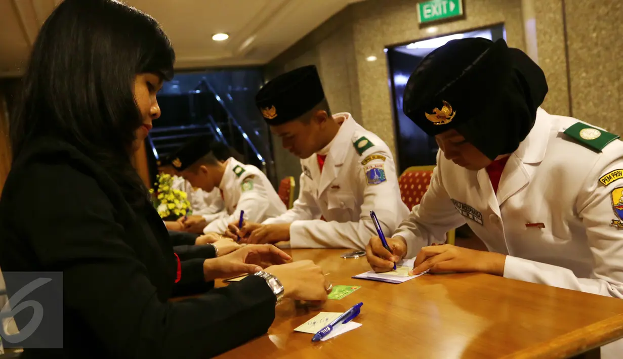 Anggota Paskibraka saat mengisi mengisi buku tabungan BRItama usai mendapat Beasiswa Apresiasi Paskibraka Nasional 2016 di Gedung BRI, Jakarta (18/08).  Bank BRI memberikan Beasiswa senilai Rp.262.500.000,- (Liputan6.com)