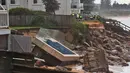 Sebuah rumah tampak rusak usai diterjang badai di Pantai Utara Sydney (6/6/2016). Tiga orang dikabarkan tewas akibat cuaca buruk tersebut. (AFP Photo/William West)
