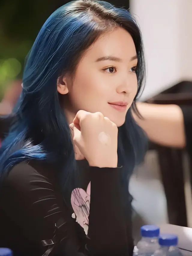 Sempat Malu, Ini 6 Potret Terbaru Natasha Wilona dengan Rambut Biru yang Manglingi