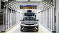 Mobil Hyundai SUV IONIQ 5 yang akan di bagikan ke pelanggan untuk rayakan produksi yang ke 100 juta  . (Carscoops/Rendy Yansah)