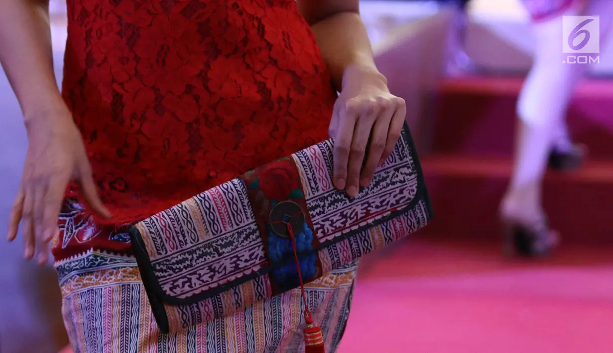 Dompet rancangan desainer Anne Avantie dalam peragaan bertajuk Pecinan Jaman Now di Mal Taman Anggrek, Jakarta, Jumat (9/2). Pasar Tiban hadir dengan nuansa lebih kekinian dan memberi kontribusi tradisi pada budaya lokal. (Liputan6.com/Immanuel Antonius)