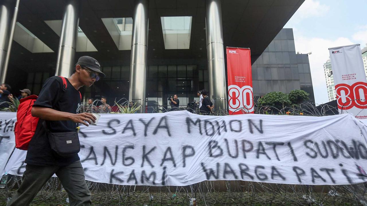 FOTO: Akasi Massa Desak KPK Tetapkan Bupati Pati Sudewo Tersangka