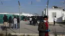 Para migran terlihat dalam kamp pengungsi di Kokkinotrimithia, luar Nicosia, Siprus, Selasa (3/3/2020). Pemerintah Siprus meningkatkan langkah-langkah untuk membendung arus masuk migran menyusul keputusan Turki membuka perbatasannya. (AP Photo/Petros Karadjias)