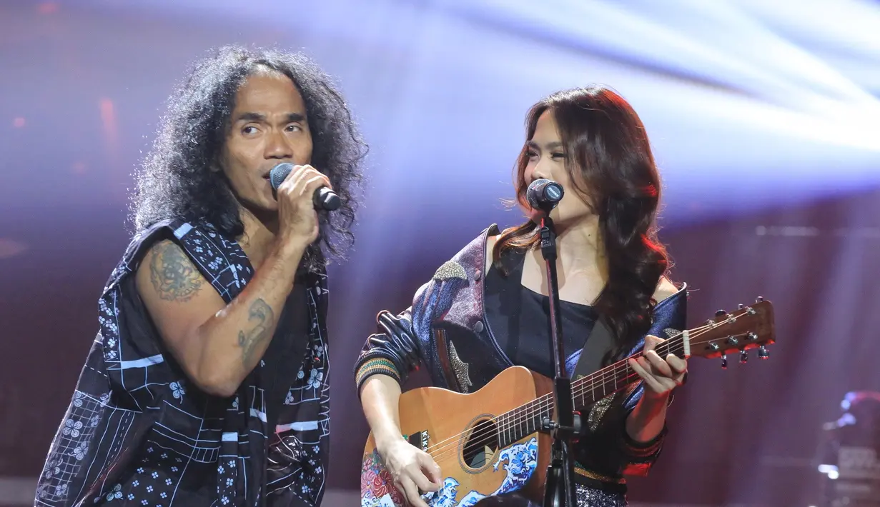 Bidadari panggung yang hadir memang berasal dari berbagai generasi musisi di Indonesia. Dan Sheryl Sheinafia, sebagai penayanyi masa kini yang beruntung berkesempatan manggung bareng Slank. (Adrian Putra/Bintang.com)
