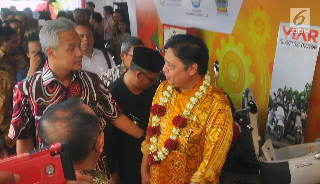Menperin Airlangga Hartarto dan Gubernur Jawa Tengah Ganjar Pranowo melihat pameran produksi hasil karya industri dalam negeri di Pabrik Duniatex, Demak KM 14, Jawa Tengah, Kamis (28/2). (Liputan6.com/Gholib)