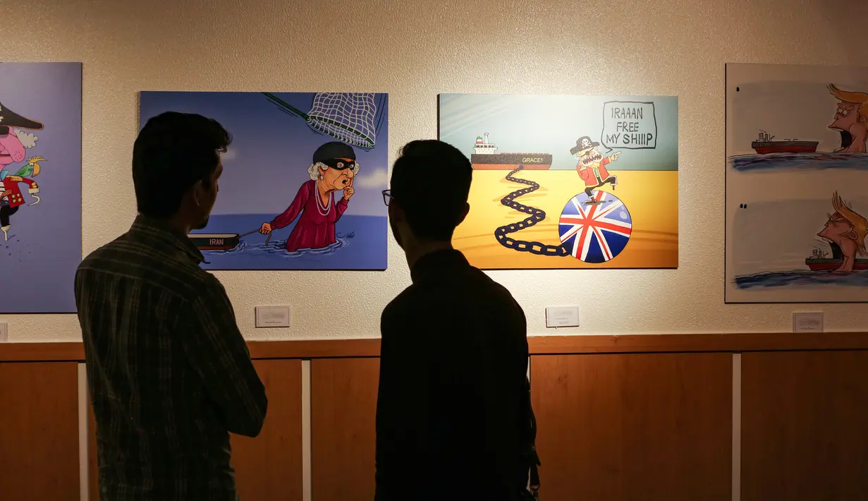 Pengunjung melihat karikatur Ratu Elizabeth II Inggris sebagai "bajak laut"  di Teheran (30/7/2019). 40 karikatur dipamerkan untuk menyoroti perbuatan Inggris, yang mana pemimpin tertinggi Ayatollah Ali Khamenei menuduh "orang Inggris yang kejam" "pembajakan".  (AFP Photo/Atta Kenare)