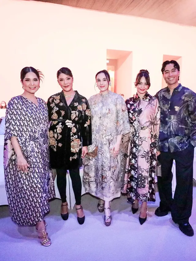 Gaya Mewah Annisa Pohan dan Almira Tunggadewi yang Tampil Bak Anak Kembar dengan Tas Branded di Fashion Show Biyan