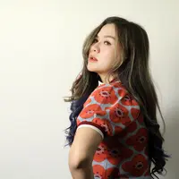 Kepada Fimela, Vicky pun mengungkap rasa syukurnya memiliki suami yang sangat suportif. "Suamiku nggak resek ya tipenya, alhamdulillah. Kalau resek nggak aku nikahin kayaknya. Jadi alhamdulillah suamiku ini dalam setiap kerjaanku itu tidak ikut campur," kata Vicky Shu. [Foto: Bambang E. Ros/Fimela]