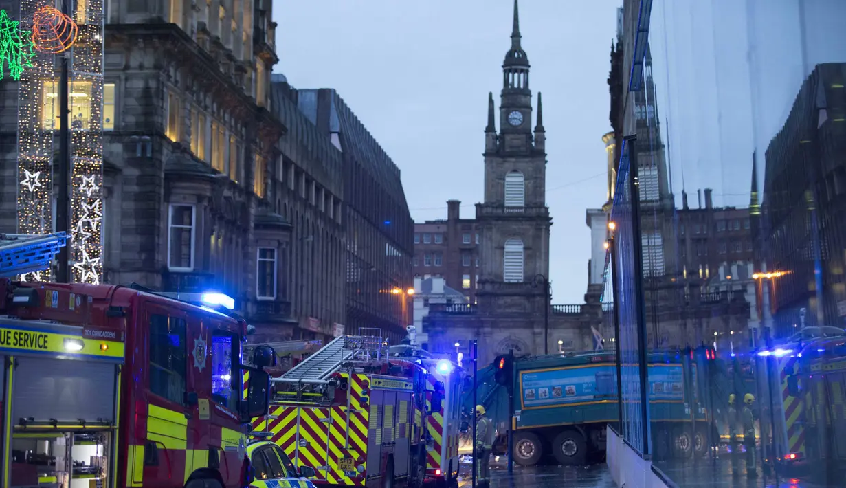 Enam orang dilaporkan tewas setelah sebuah truk sampah masuk ke jalur pejalan kaki di pusat Kota Glasgow, Skotlandia, Selasa (23/12/2014). (REUTERS/Stringer)