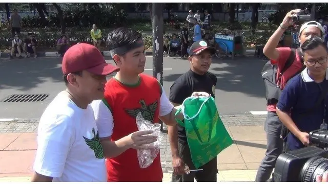 Larangan Belanja Pakai Kantong Plastik, Tommy Kurniawan Belanja Pakai Koper