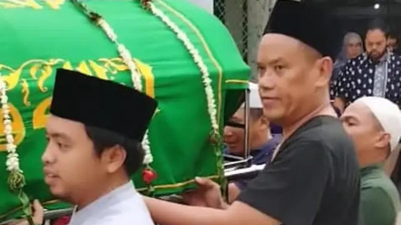 Uya Kuya Antar Sang Ayah Ke Peristirahatan Terakhir, Belum Bisa Sampaikan Pernyataan karena Bingung