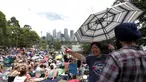 Ribuan warga duduk di lapangan untuk menonton kembang api jelang pergantian Tahun Baru di Sydney, Australia, (31/12/2016). Mereka sudah berada di taman sejak pukul 06.30 page waktu setempat. (REUTERS/Jason Reed)