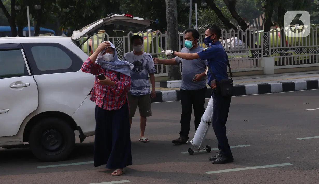 Warga menurunkan tabung oksigen untuk di isi ulang di halaman gedung MUI Kota Tangerang, Banten, Kamis (15/7/2021). Pemerintah Kota Tangerang mulai 14 Juli 2021 dimasa PPKM darurat menyediakan pengisian Oksigen Medis geratis bagi warga yang membutuhkan. (Liputan6.com/Angga Yuniar)