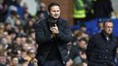 <p>Pasukan Frank Lampard perlahan tapi pasti mulai bangkit. Mereka mulai menebar ancaman ke gawang MU. (AP/Rui Vieira)</p>