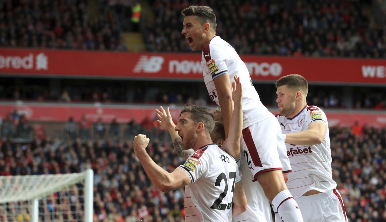 Selebrasi para pemain Burnley, saat Scott Arfield mencetak gol pembuka ke gawang Liverpoool pada laga Premier League di Anfield Stadium, Liverpool (16/9/2017). Liverpool bermain imbang 1-1. (Peter Byrne/PA via AP)