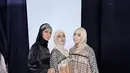Keduanya pun kompak menjadi muse fashion show brand modest wear Zaskia Sungkar. [Foto IG/marginw/nsyakieb85].