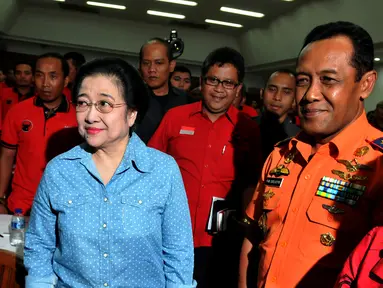 Ketua umum PDIP Megawati Soekarnoputri didampingi sekjen PDIP Hasto Kristyanto dan Kepala Basarnas FH Bambang Soelistyo saat menghadiri pelepasan kader Baguna untuk latihan SAR bersama Basarnas, Jakarta, Selasa (15/9/2015). (Liputan6.com/Andrian M Tunay)