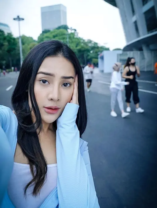 "Ya itu pertama kali gue tahu elu. Gila, heboh banget. Pertanyaan gue bukan ke mantan lu, tapi rugi nggak sih? Maksud gue kan, mobil itu bukan kayak bajaj," tanya Vidi Aldiano. (Instagram/anyageraldine)