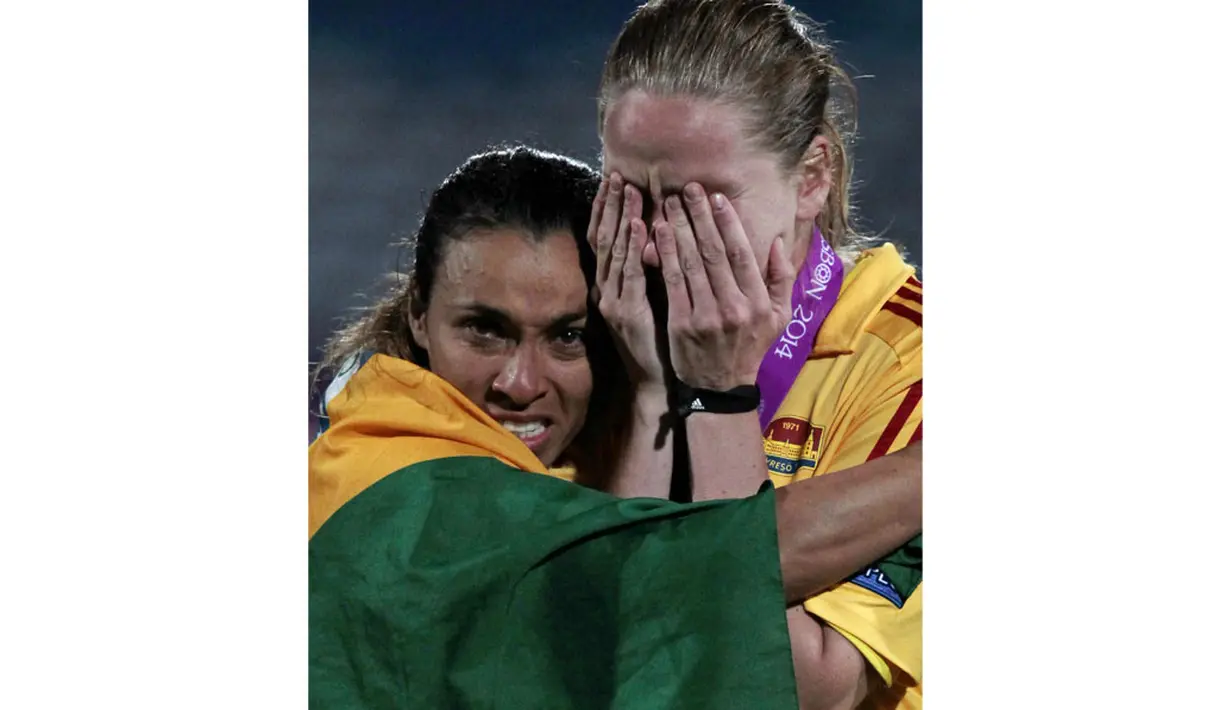 Pesepakbola wanita Tyreso, Marta (kiri) memeluk rekan setimnya, Lisa Dahlkvist usai dikalahkan Wolsfsburg dalam pertandingan final Liga Champions di Stadion Restelo, Lisbon, Portugal (22/5/2014). (REUTERS/Hugo Correia)