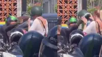 Seorang bule wanita memakai helm terbalik saat naik ojol. (Instagram @dramaojol.id)