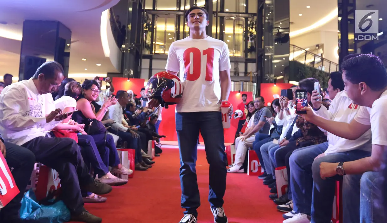 Model mengenakan suvenir pasangan Calon Presiden dan Wakil Presiden, Jokowi-Ma’ruf Amin di Jakarta Pusat, Jumat (25/1). Tim Kampanye Nasional (TKN) Jokowi-Ma’ruf Amin meluncurkan official merchandise kampanye. (Liputan6.com/Angga Yuniar)