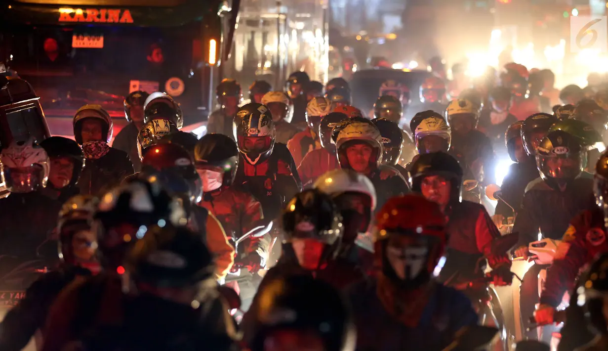 Pemudik motor memadati jalan raya Cirebon Pantura menuju Jawa Tengah, Jogjakarta dan Jawa Timur, Jumat (24/6). Mereka memilih mudik di malam hari untuk menghindari cuaca panas dan berdebu. (Liputan6/JohanTallo)