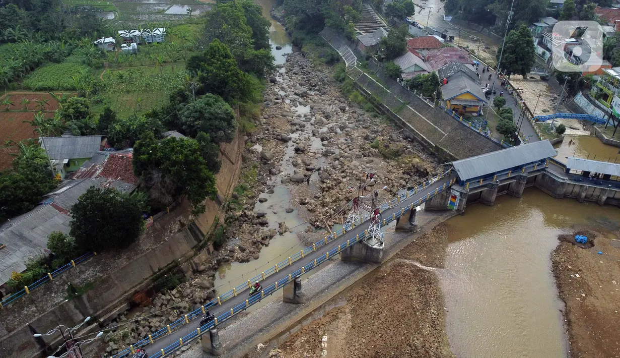 Foto udara memperlihatkan kondisi Bendung Katulampa, Kota Bogor, Jawa Barat, Senin (3/8/2020). Debit air sungai Ciliwung di Bendung Katulampa mengalami penyusutan sejak satu bulan terakhir memasuki awal musim kemarau dengan ketinggan air 0 cm. (Liputan6.com/Helmi Fithriansyah)