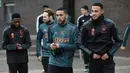 Pada laga leg kedua semifinal Liga Champions 2018/2019 antara Ajax Amsterdam melawan Tottenham Hotspur di Johan Cruyff Arena, Amsterdam (8/5/2019), dua pemain Ajax, Noussair Mazraoui dan Hakim Ziyech sedang menjalani puasa Ramadan. (AFP/Adrian Dennis)