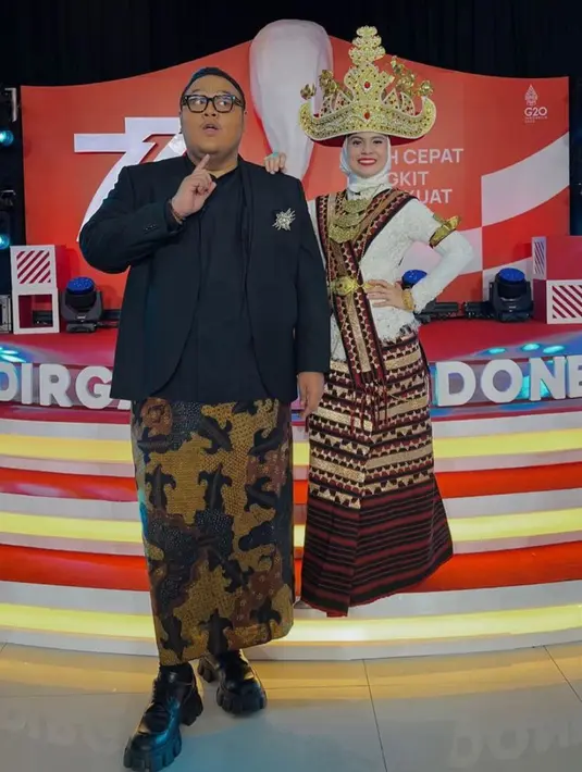 Nycta Gina mengisi acara kemerdekaan sebagai host dalam balutan baju adat lampung nuansa warna putih dan merah. Gayanya disempurnakan dengan sunting emas. (Instagram/missnyctagina)