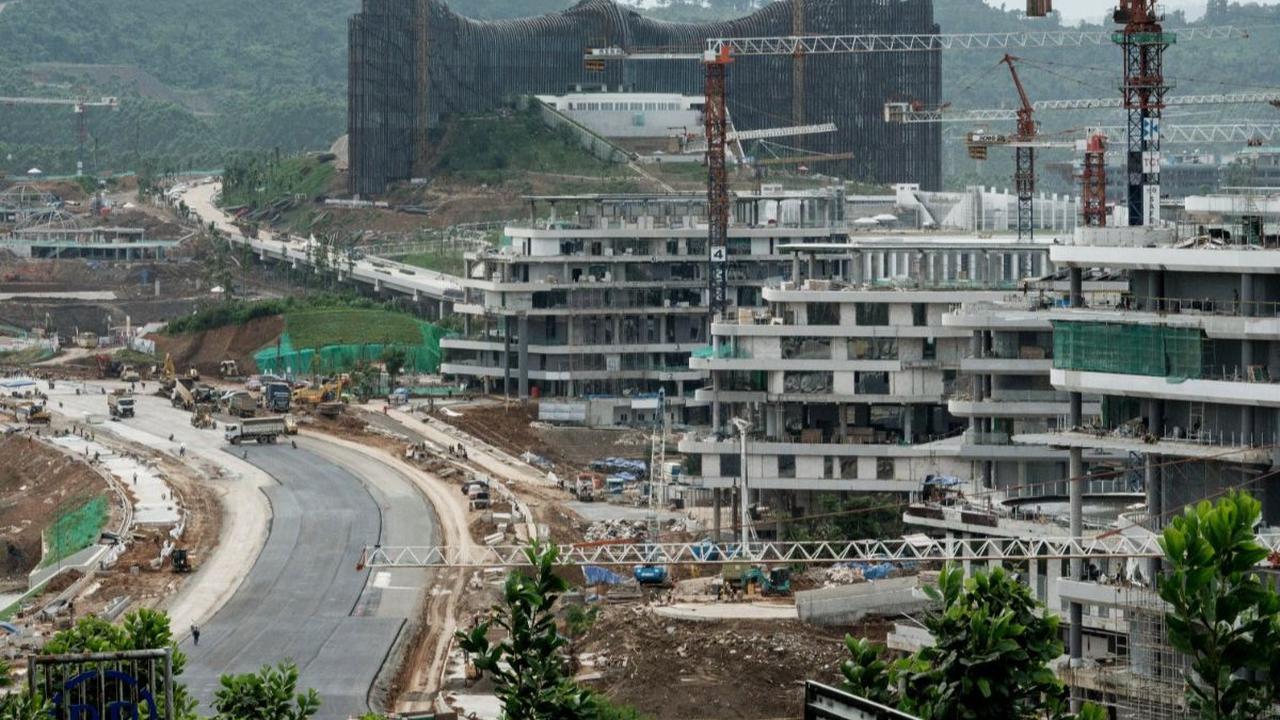 Pada bulan Juli ini, PUPR tengah fokus melakukan test & commissioning yang memeriksa dan menguji berbagai infrastruktur di IKN, termasuk untuk air minum. Foto: Stringer/AFP<br>