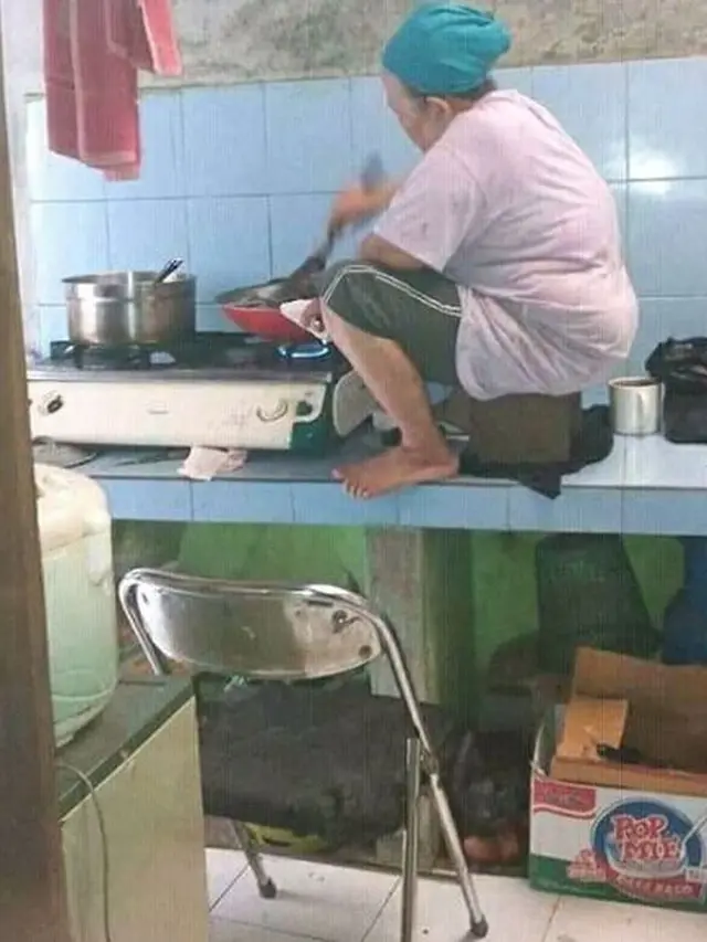 6 Tingkah Ibu-Ibu Terlalu Santai Ini Kocak, Cuek Level Maksimal
