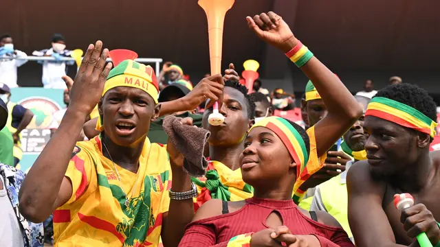 Aksi suporter timnas Mali di Piala Afrika 2021 yang berlangsung di Kamerun