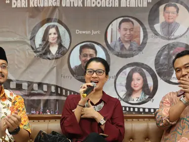 Ketua Parfi, Marcella Zalianty (tengah) didampingi Komisioner KPU Ferry Kurnia Rizkiyansyah dan Sigit Pamungkas menyampaikan keterangan terkait penyelenggaraan festival film pendek KPU di Jakarta, Jumat (7/10). (Liputan6.com/Immanuel Antonius)