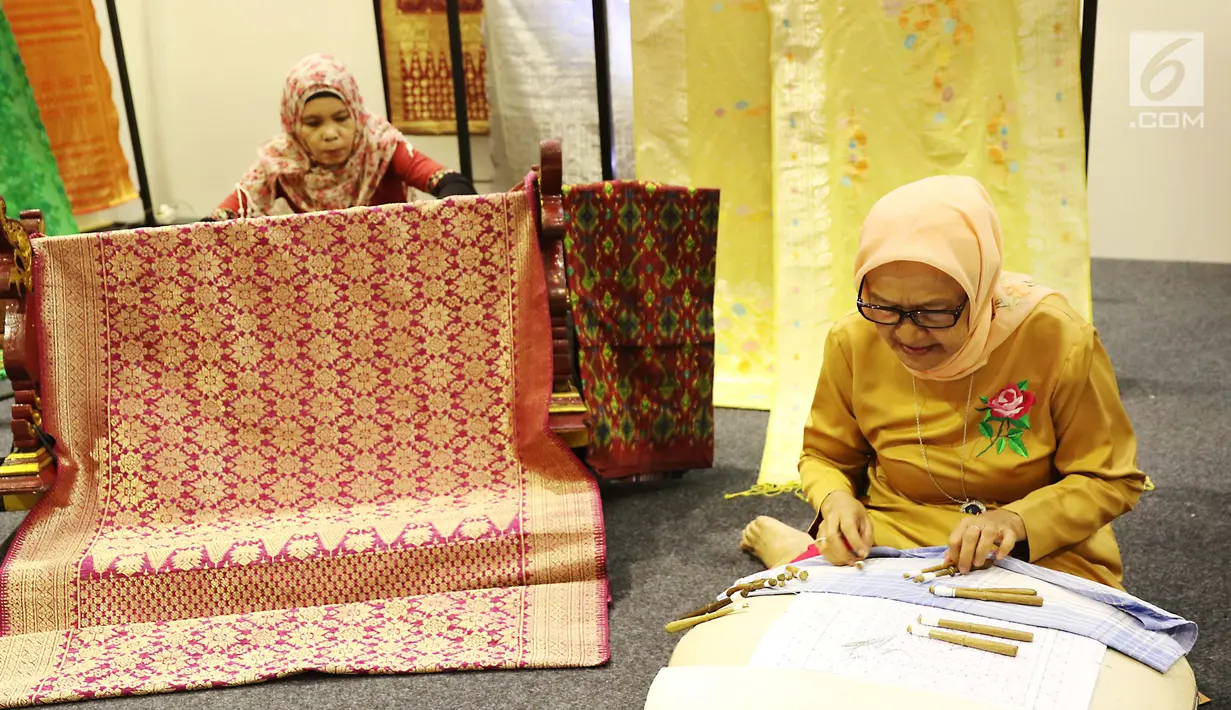 Pengrajin sedang membuat kain saat pameran Kriyanusa Dewan Kerajinan Nasional 2017, di JCC, Jakarta, Rabu (27/9). Acara ini digelar untuk memamerkan produk kerajinan dalam negeri. (Liputan6.com/Angga Yuniar)