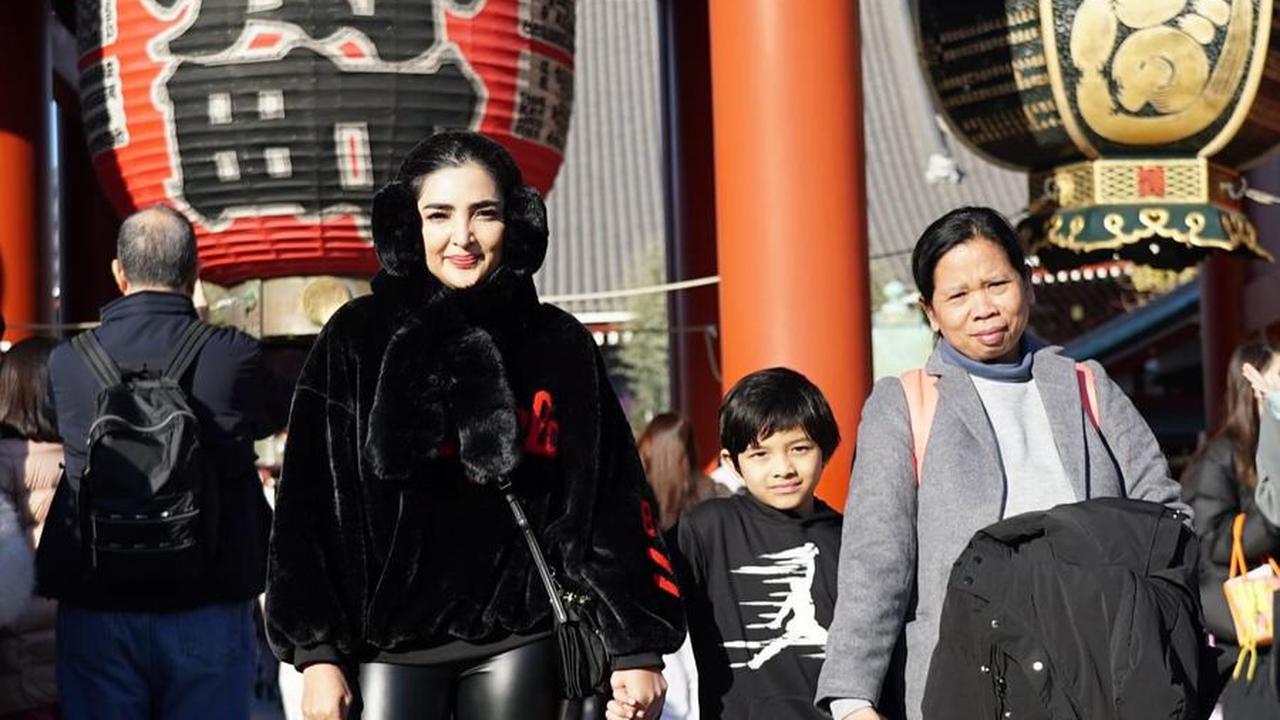 Setia Kepada Anang & Ashanty, 8 Potret Suwarsiha Baby Sitter Arsy Bahagia Ikut Liburan di Jepang,