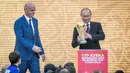 Presiden Rusia Vladimir Putin dan Presiden FIFA, Gianni Infantino bersiap menaruh trofi Piala Dunia dalam pembukaan upacara  "FIFA World Cup Trophy Tour" di stadion Luzhniki di Moskow (9/9). (AFP Photo/Mladen Antonov) 