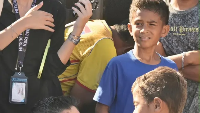 Seskab Teddy Bagikan Rubik dan Protein Bar ke Anak-Anak Korban Gempa NTT